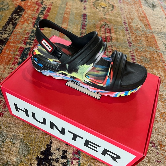 Hunter Bloom water sandals Marble Black, Women’s size 10.  Like new - Picture 2 of 4